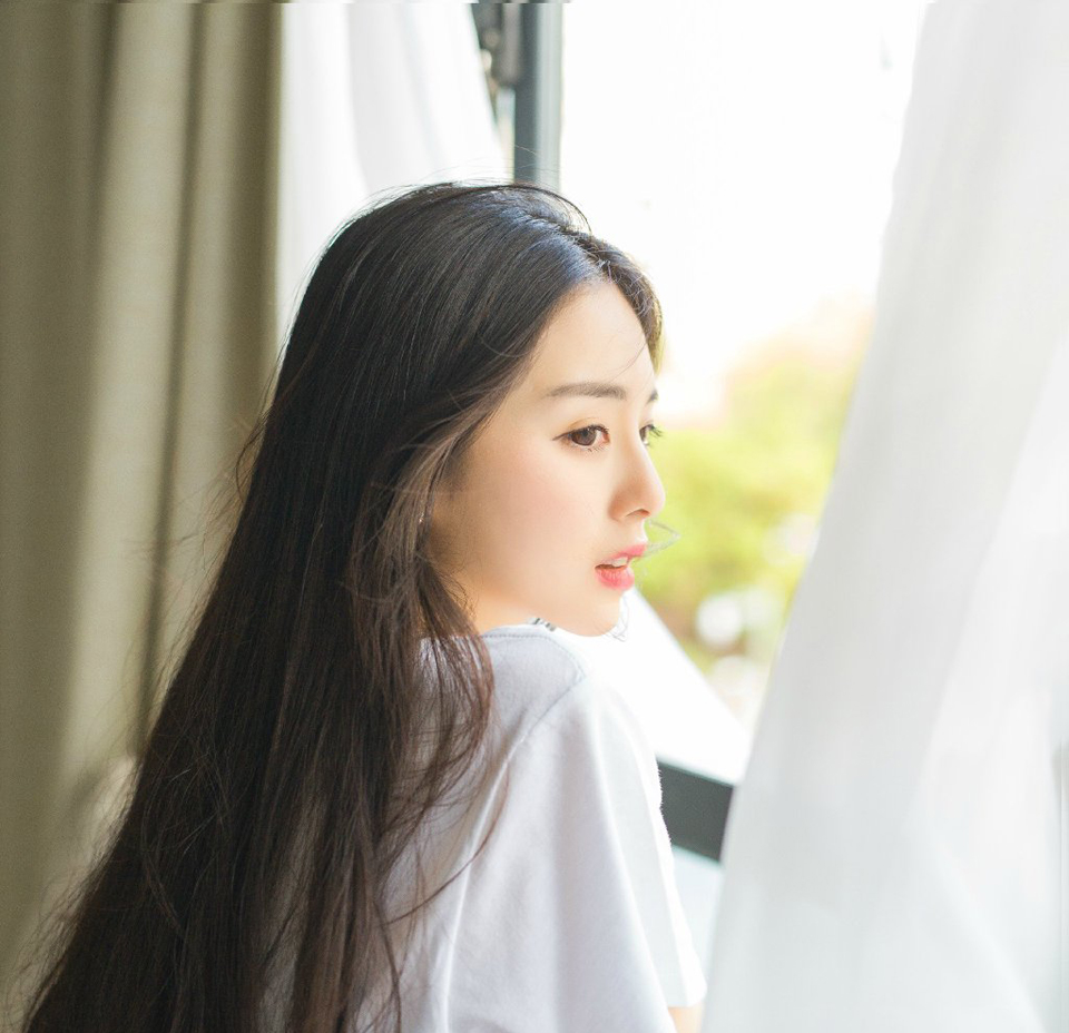 花一些时间，总会看清一些事。经历一些事情，总会看清一些人。不管爱情友情亲情，都是易碎品，一旦出现过裂缝，便很难恢复原貌；不论是谁对不起谁，那裂缝都如同两面刃，一面伤人一面伤己。一些事情，当我们年轻的时候，无法懂得，当我们懂得的时候，已不再年轻。